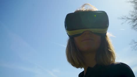 Junge-Frau-Nutzt-Virtual-Reality-Headset-Im-Freien